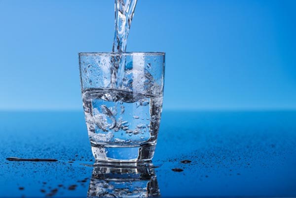 Un bicchiere d'acqua