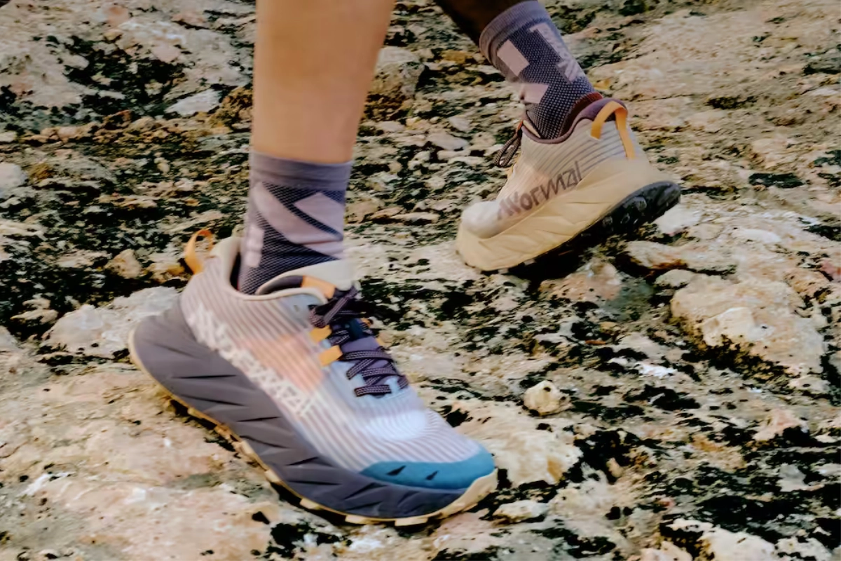 NNormal Cadì appoggiata su un terreno misto tra asfalto e sterrato leggero