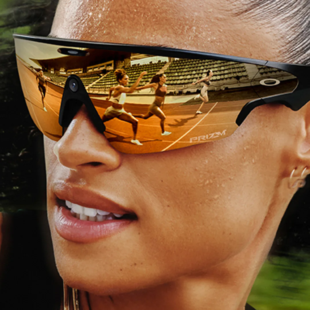 Primo piano di un'atleta con occhiali Oakley Meta Vanguard: nella lente Prizm si riflette una pista di atletica