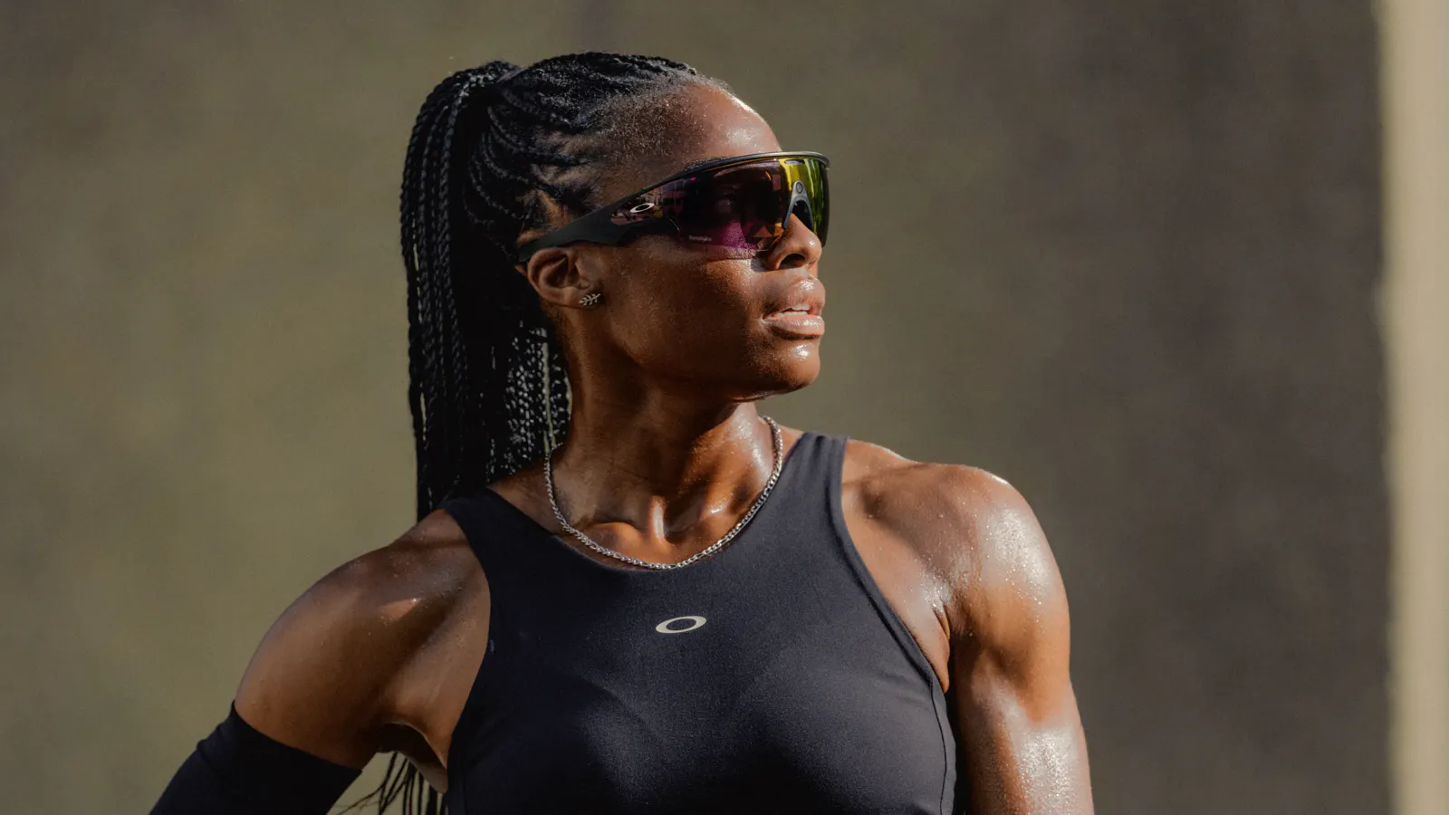 Atleta in canotta da running con gli occhiali smart Oakley Meta Vanguard