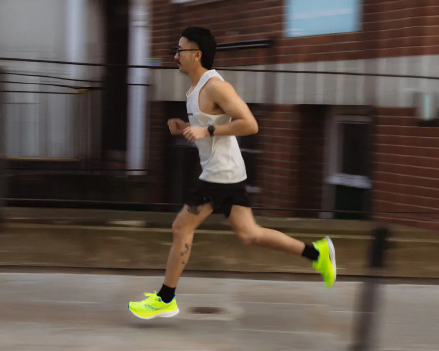 Athlet läuft auf asphaltierter Straße mit dem Saucony Endorphin Speed 5