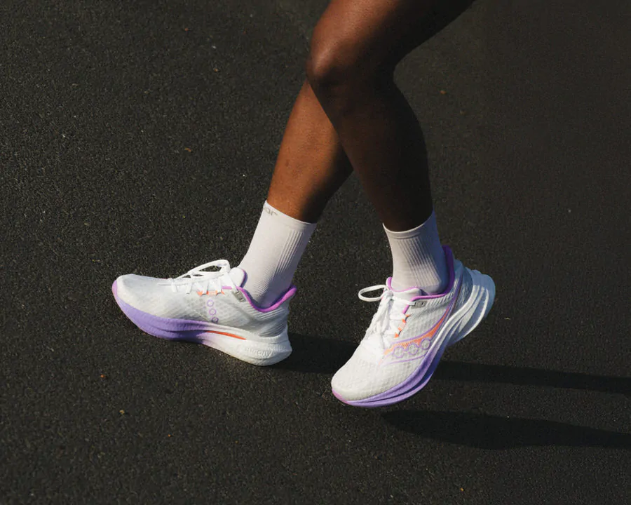 Saucony Endorphin Speed, Pro und Edge auf weißer Oberfläche angeordnet