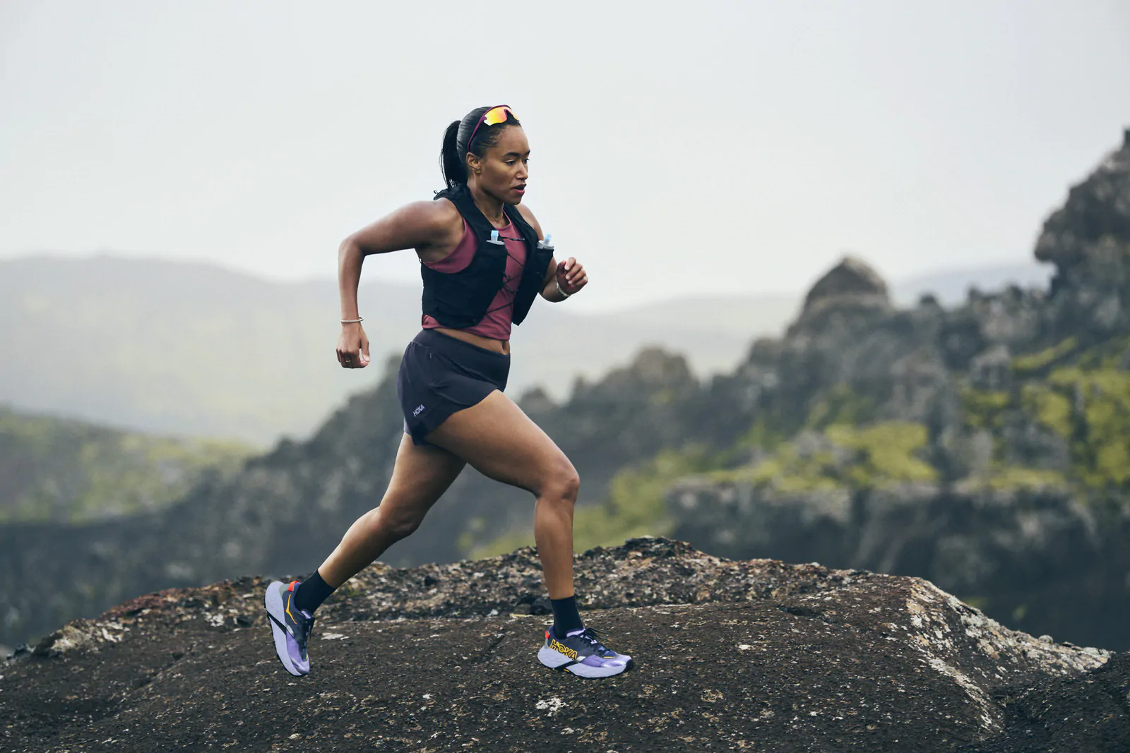Corredor con Hoka Speedgoat 7 en sendero de montaña — trail running en terreno técnico mixto
