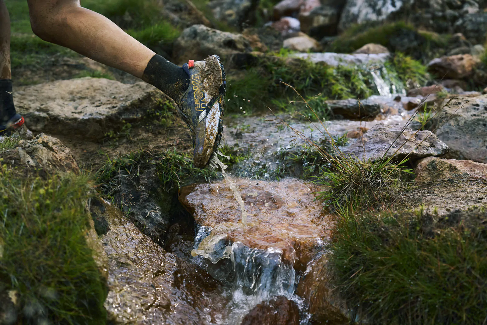 Detalle suela Hoka Speedgoat 7 con taco Vibram Megagrip de 5 mm para agarre en terrenos técnicos de trail