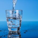 Un bicchiere d'acqua